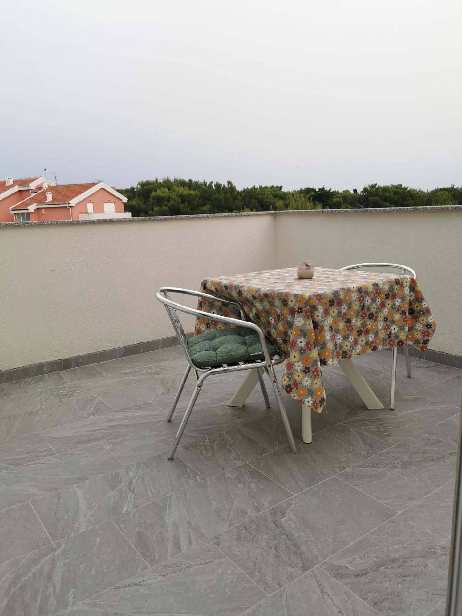 Apartments Riva Povljana Bagian luar foto