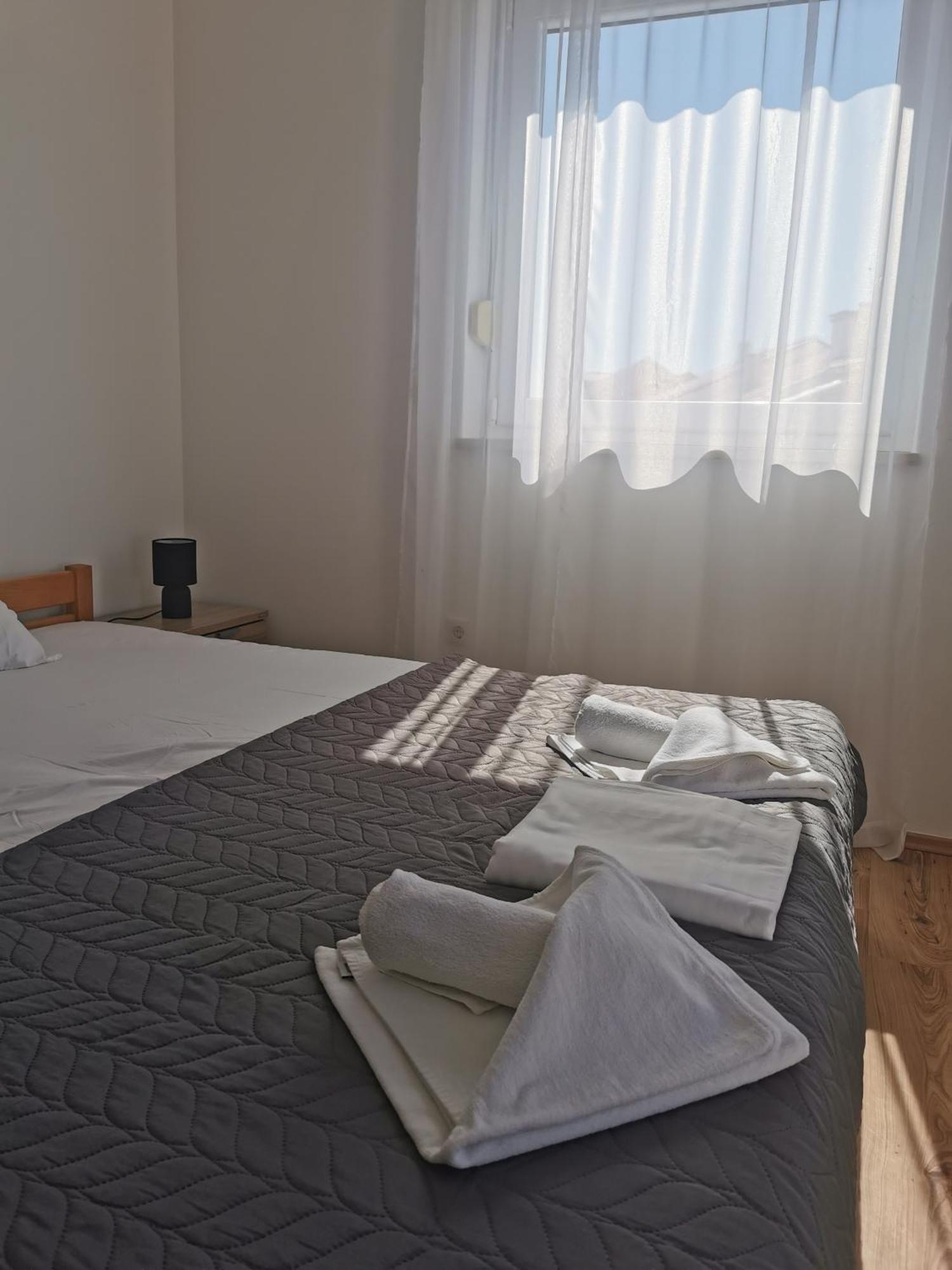 Apartments Riva Povljana Bagian luar foto