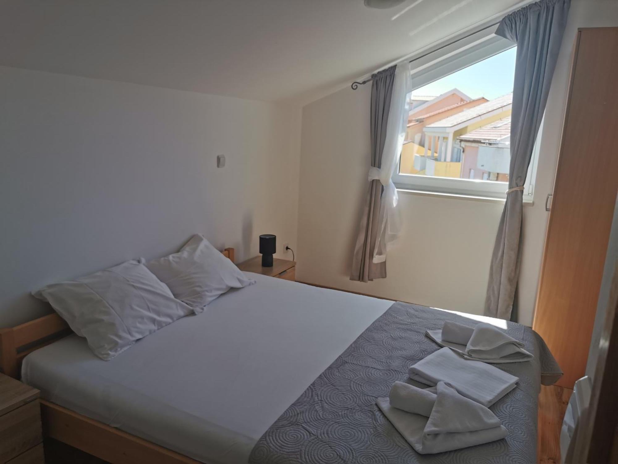 Apartments Riva Povljana Bagian luar foto