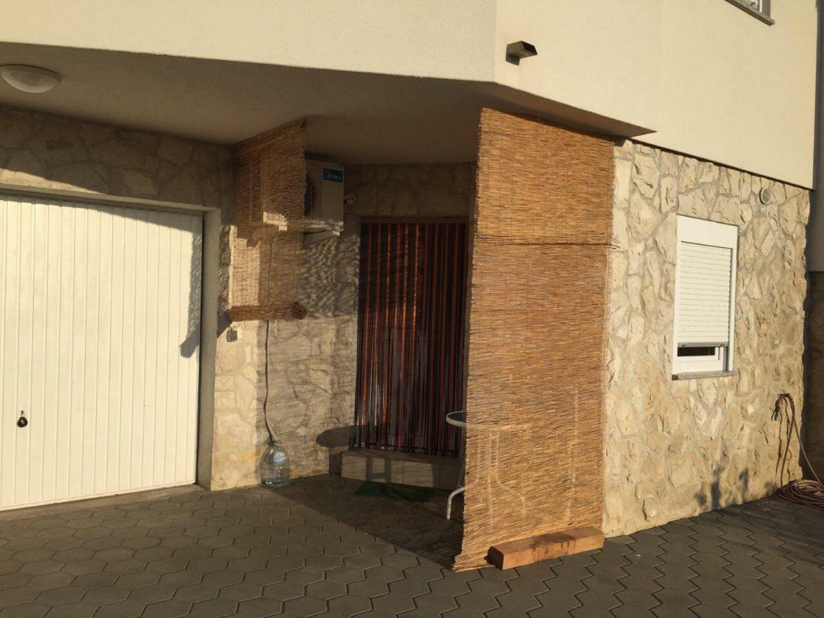 Apartments Riva Povljana Bagian luar foto