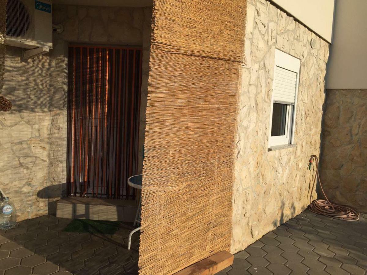 Apartments Riva Povljana Bagian luar foto